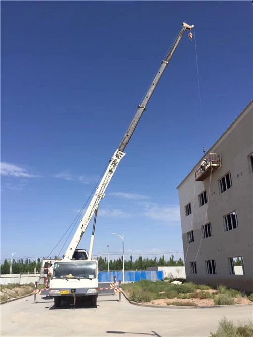 龙圩区“轻装强干”—— 吊车的 “轻量化臂架” 技术